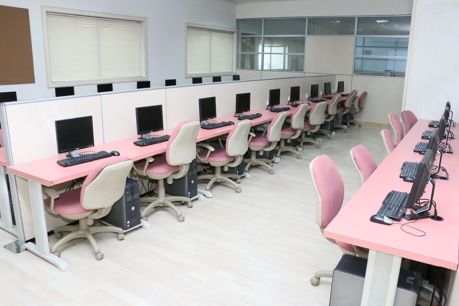 Atmiya Institute for Management Studies, Atmiya University Rajkot Computer Lab photo 5